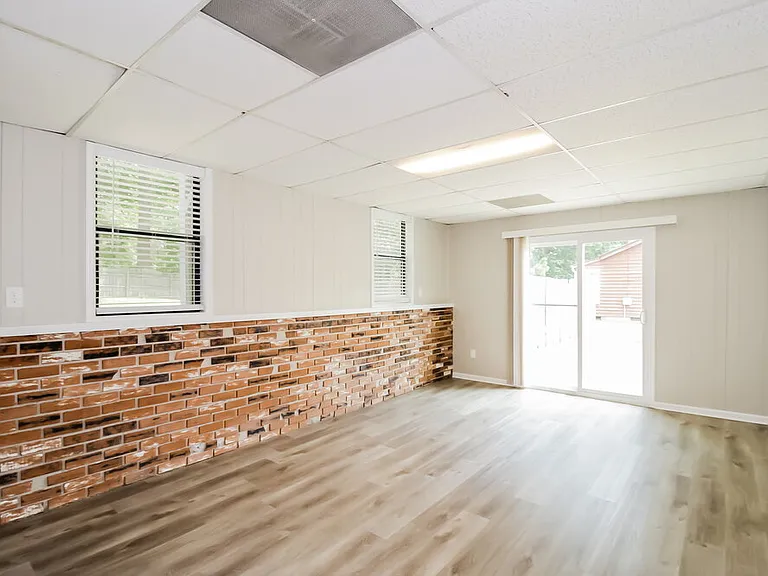 2360 Ambassador Dr — Photo 10