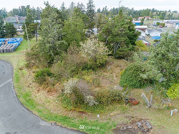 5th image of 381 Mary Avenue