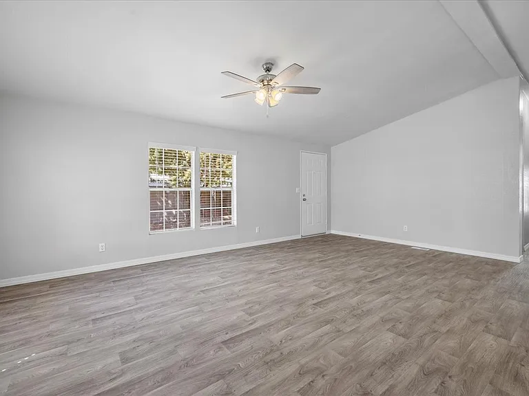 2885 N Panorama Dr — Photo 4