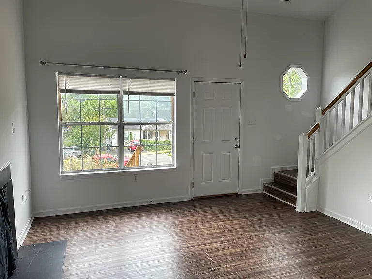 957 Rives St — Photo 2