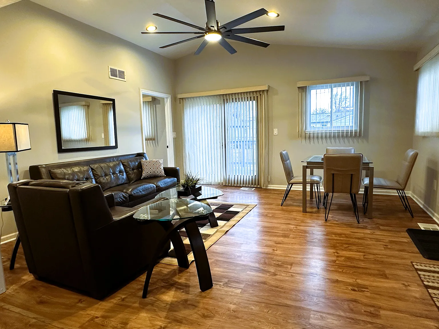 3 bed, 1435 sqft, $3,990 — Photo 4
