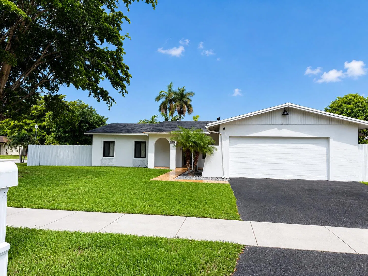 4 bed, 3.0 bath, 2003 sqft, $3,995 — Photo 2