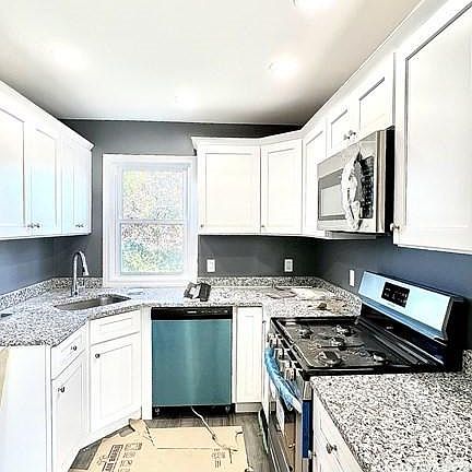 4th image of 472 Hawes St