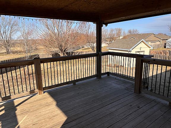 Huge backyard with Shed!