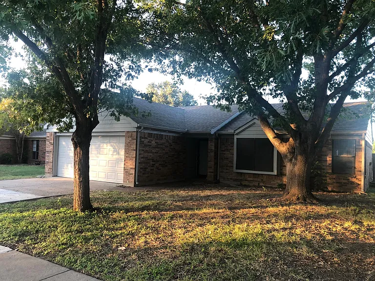 615 Valley Spring Dr — Photo 1