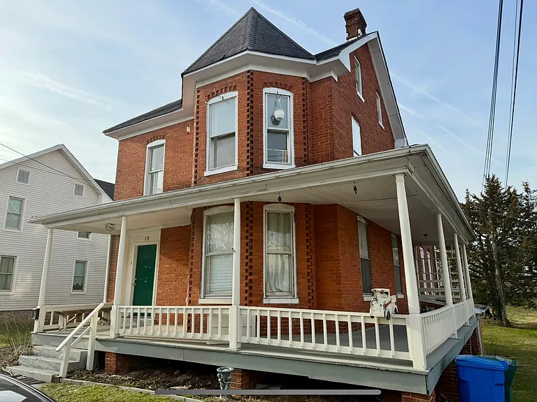 10 Fairview Ave #2 — Photo 1