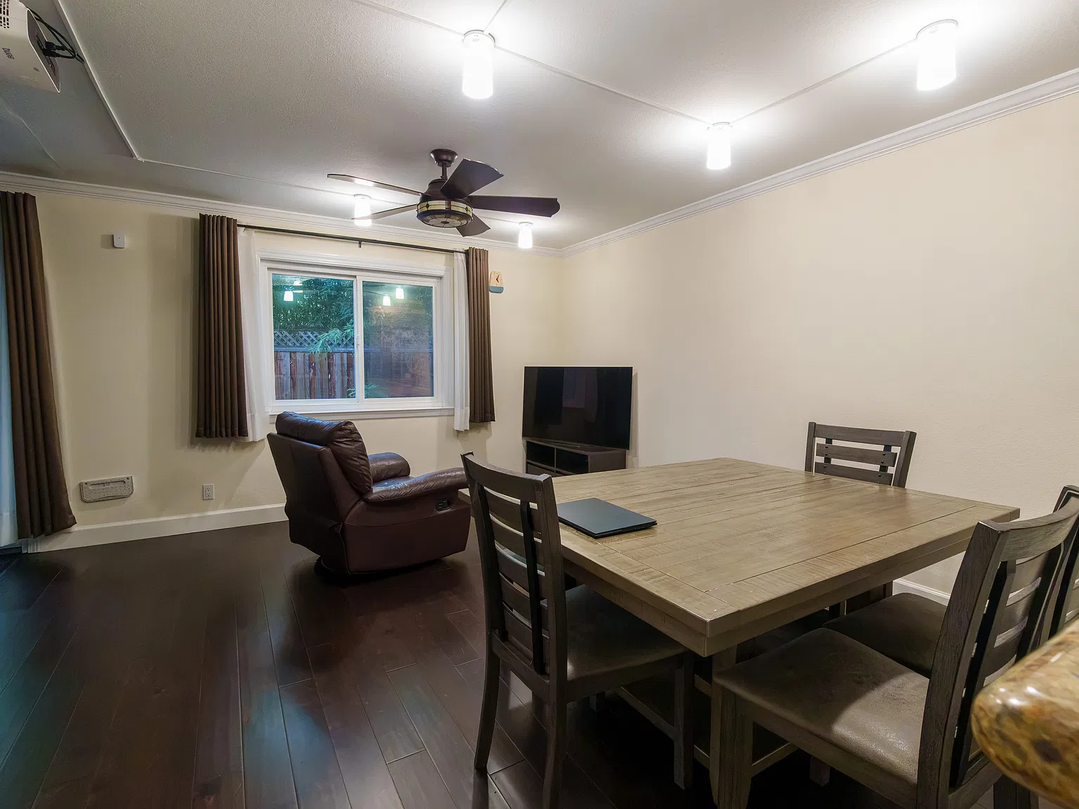 3 bed, 2.5 bath, 1620 sqft, $5,500 — Photo 3