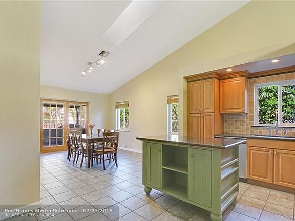 4th image of 7317 NW 39th St
