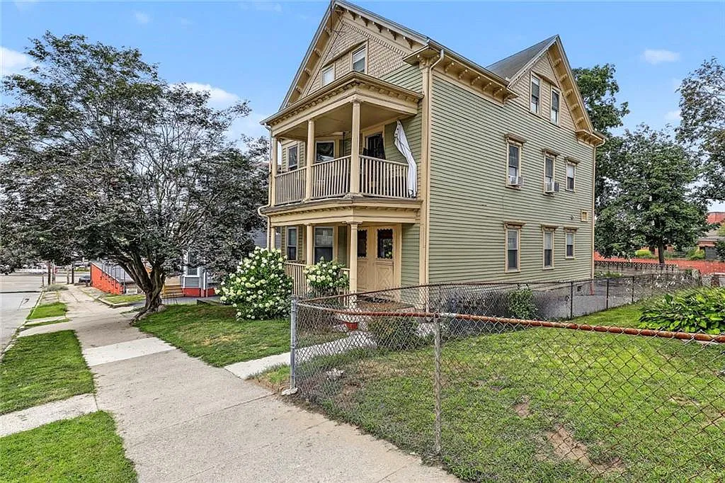 2 bed, 1.0 bath, 2328 sqft, $2,350 — Photo 1