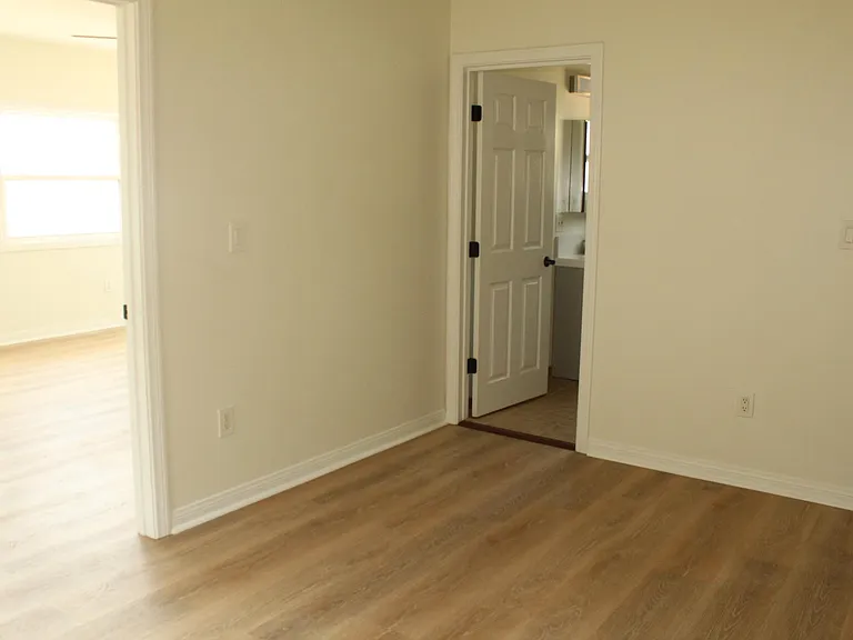 1562 Linwood St — Photo 22