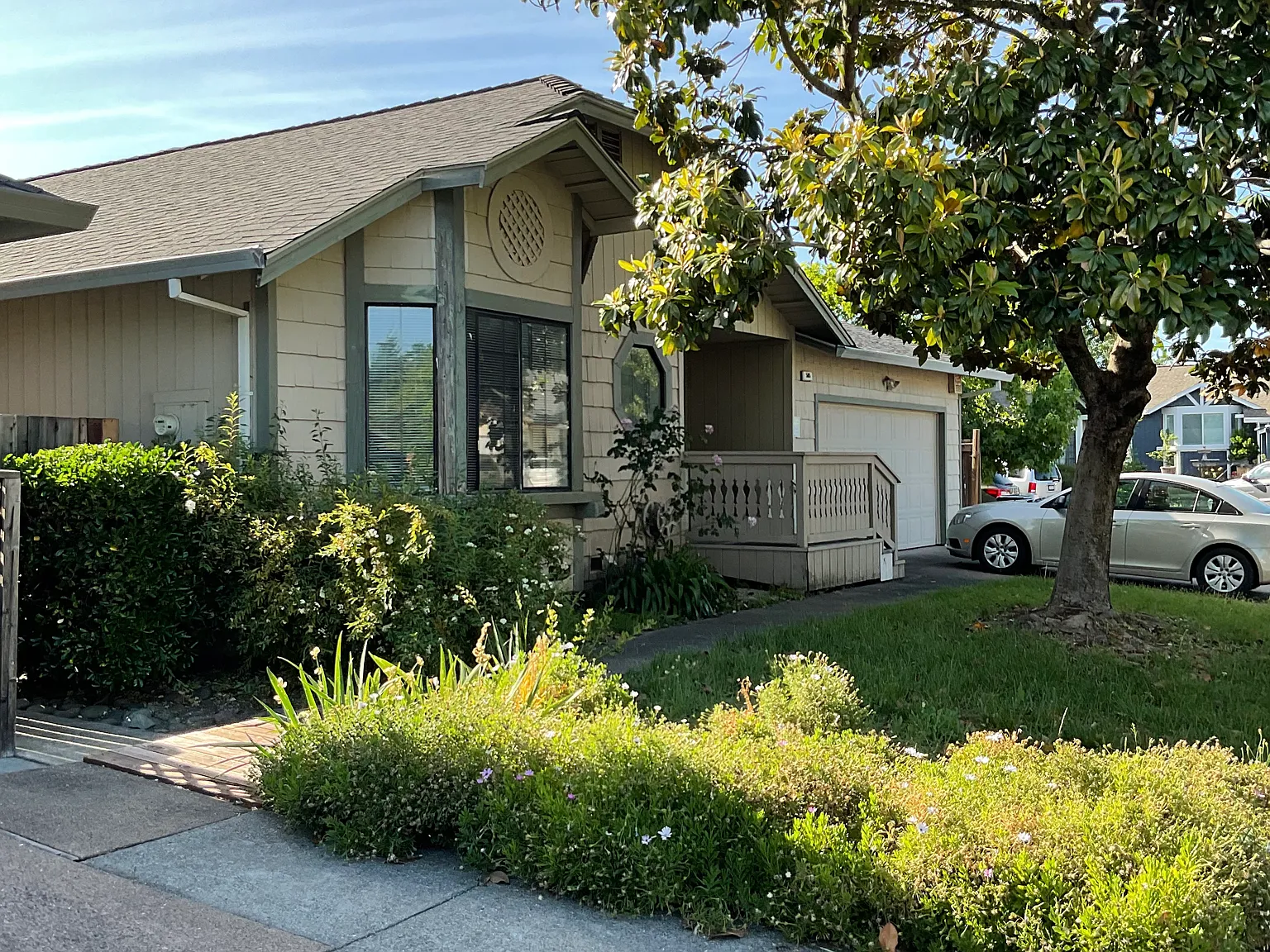 5 bed, 3.5 bath, 1982 sqft, $4,090 — Photo 2