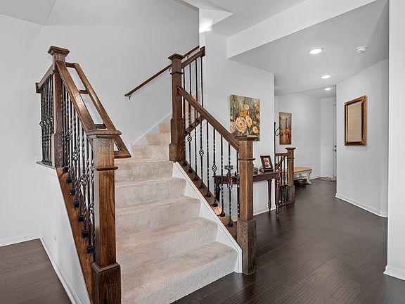 4th image of 716 Riverbank Dr