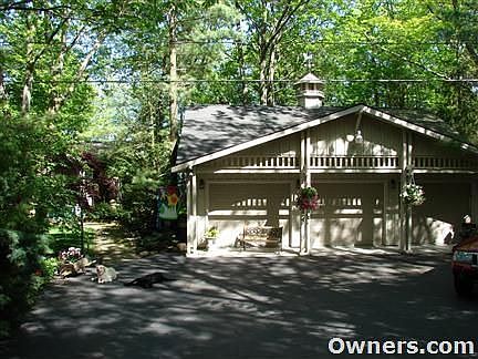 3 car garage w/ 400 sq ft Studio / Balcony