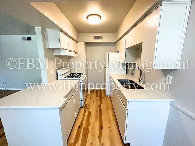 518 N Rogers St #208 — Photo 15