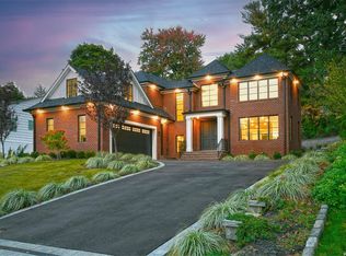 51 Pinewood Rd, Manhasset, NY 11030