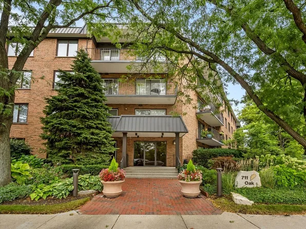 711 Oak St APT 105, Winnetka, IL 60093
