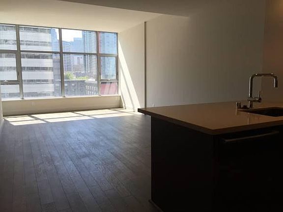 4th image of 588 Bell St Unit 607