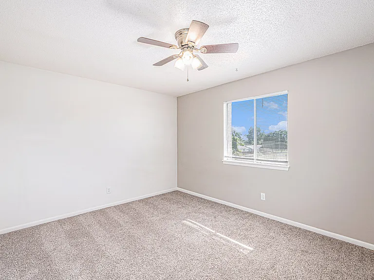 Blue Springs Apartments — Photo 16