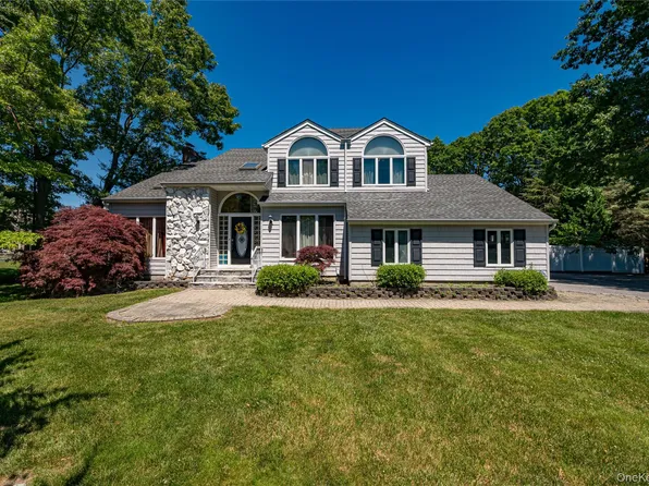 11 Annemarie Drive, Saint James, NY 11780