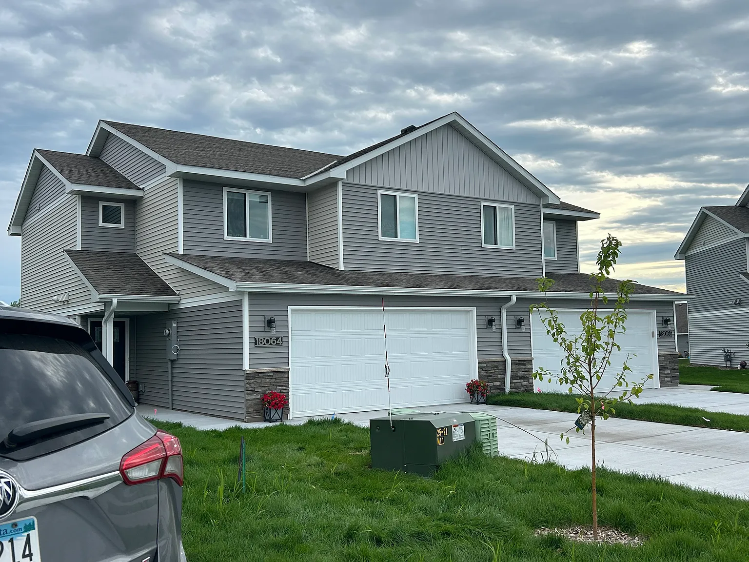 3 bed, 2.5 bath, 1676 sqft, $2,400 — Photo 1