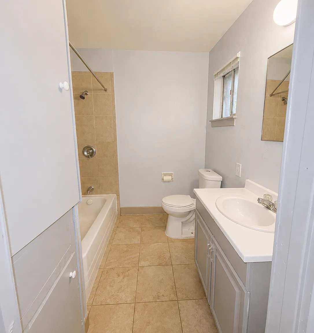 E Houston - 7 — Photo 3