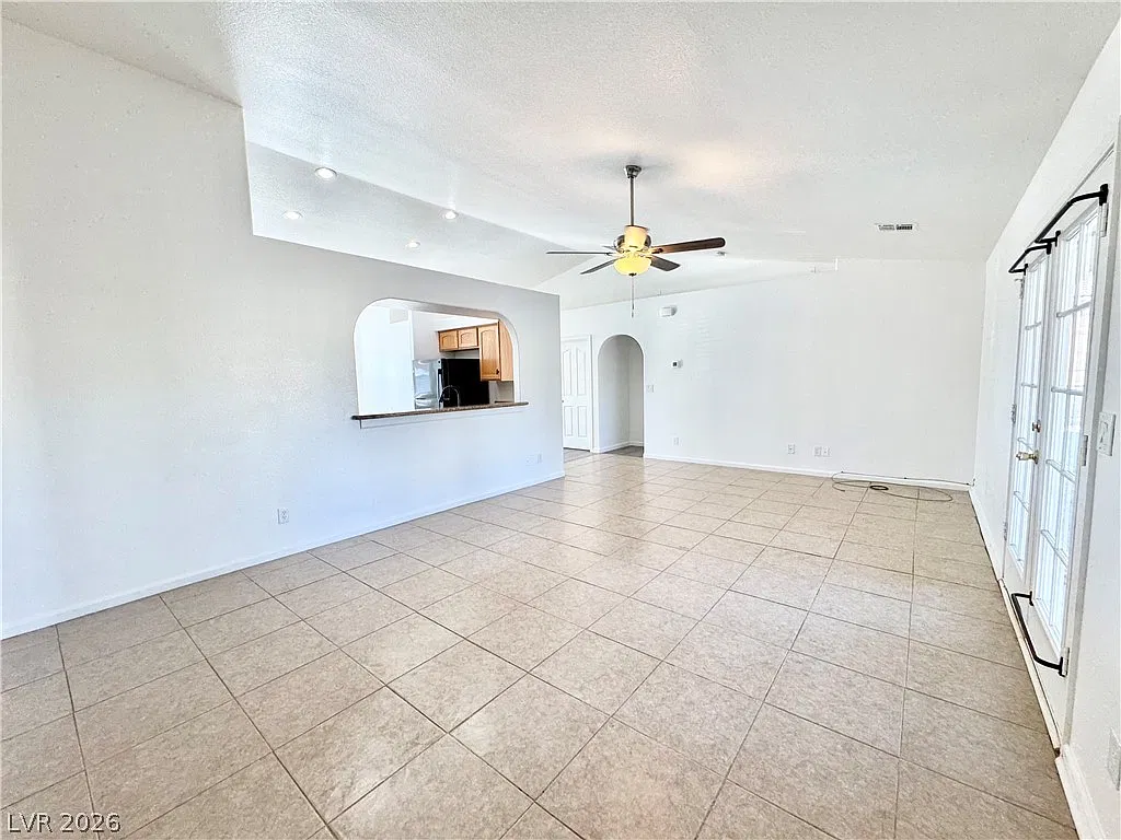 3 bed, 2.0 bath, 1393 sqft, $2,000 — Photo 3