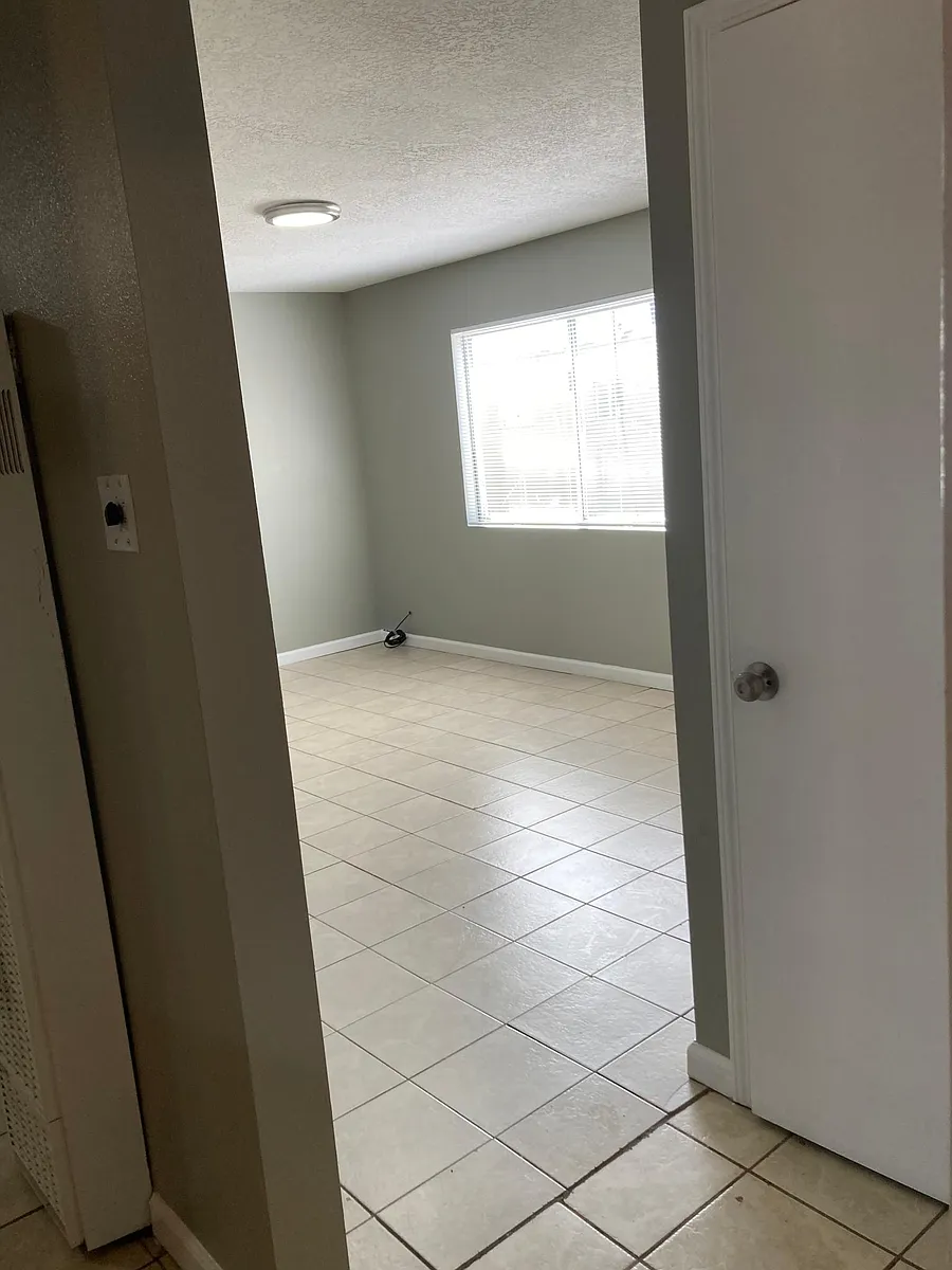 Building Photo - 404 Texas St NE #2