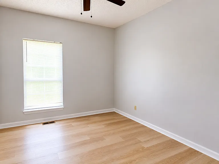 127 Amberwood Dr — Photo 2
