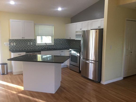 Kitchen w/quartz tops