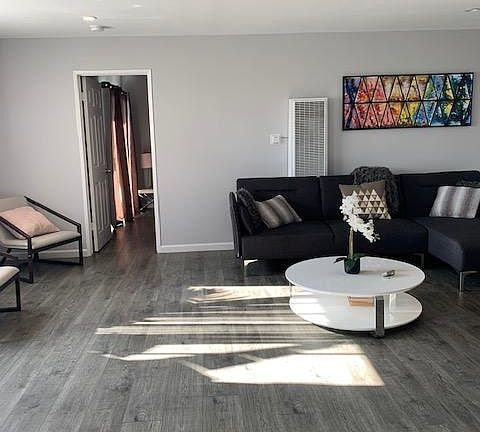2nd image of 658 N Wilton Pl APT 206