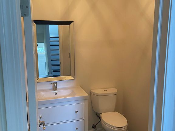 4th image of 827 Summit Creek Dr