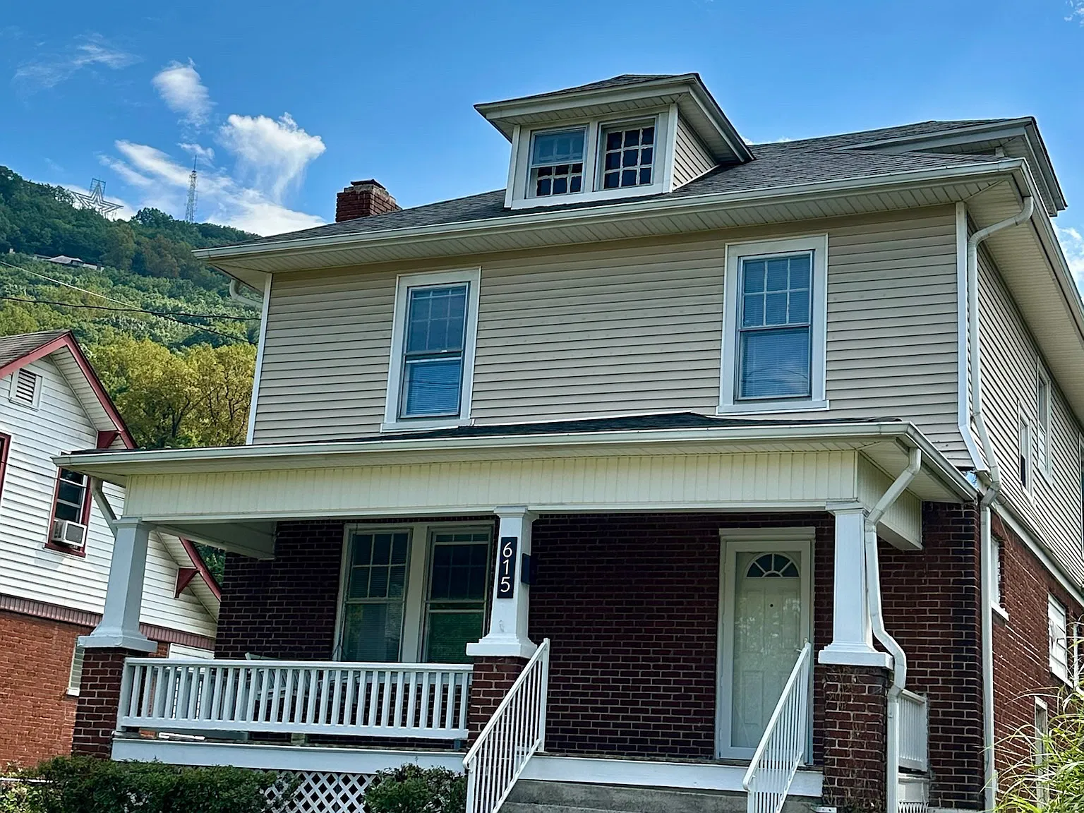 615 Arbutus Ave SE — Photo 1