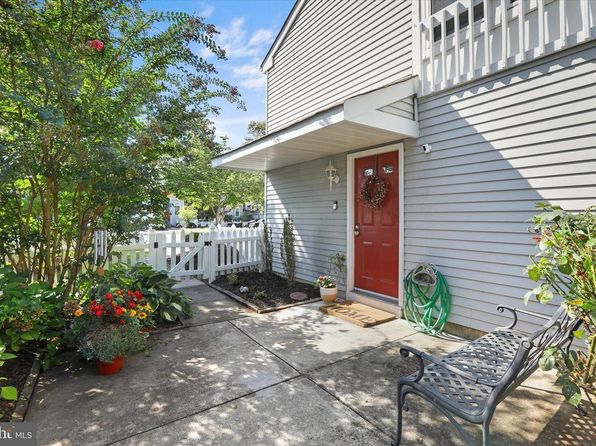 642 Rose Hollow Dr #B, Morrisville, PA 19067