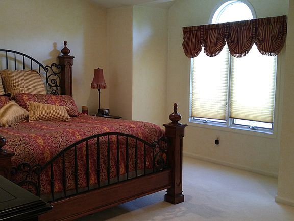 Master Bedroom, high ceiling