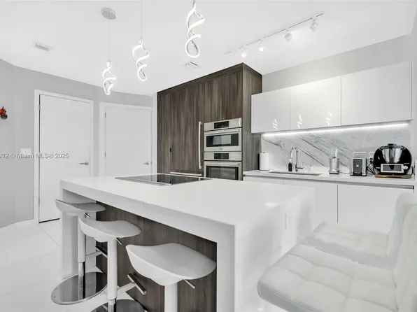 851 NE 1st Ave Unit 806, Miami, FL 33132