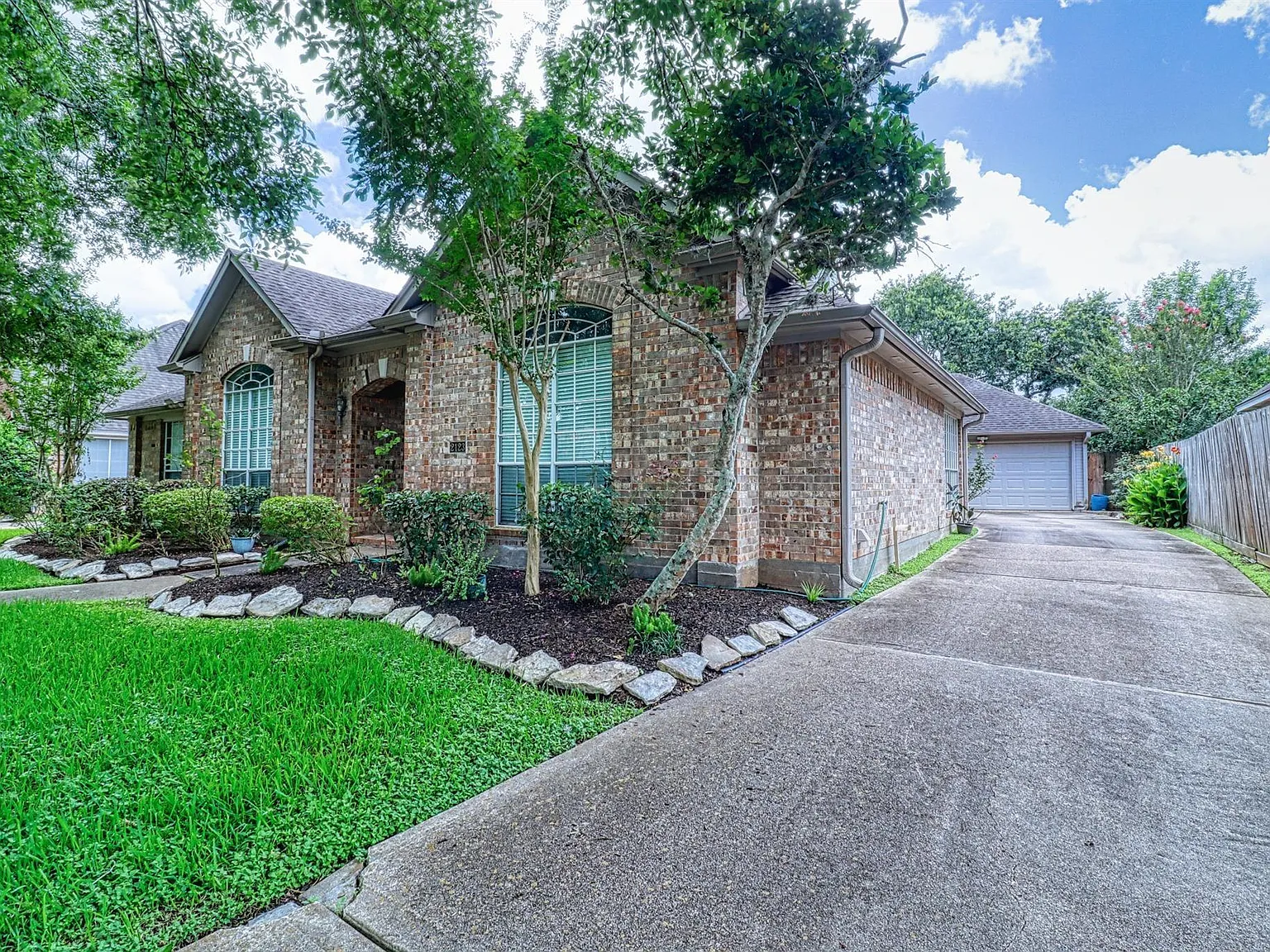 3 bed, 2.5 bath, 2567 sqft, $2,600 — Photo 2
