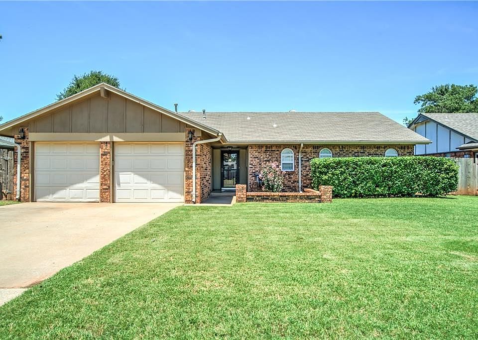 1st image of 1047 W Churchill Way