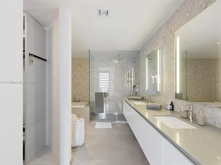 88 SW 7th St #1010 — Photo 4