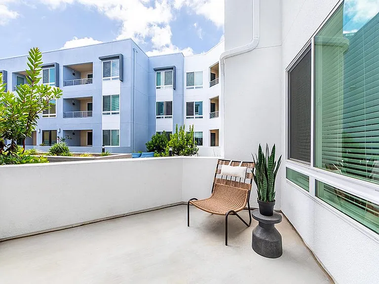 Bowen Apartments — Photo 11