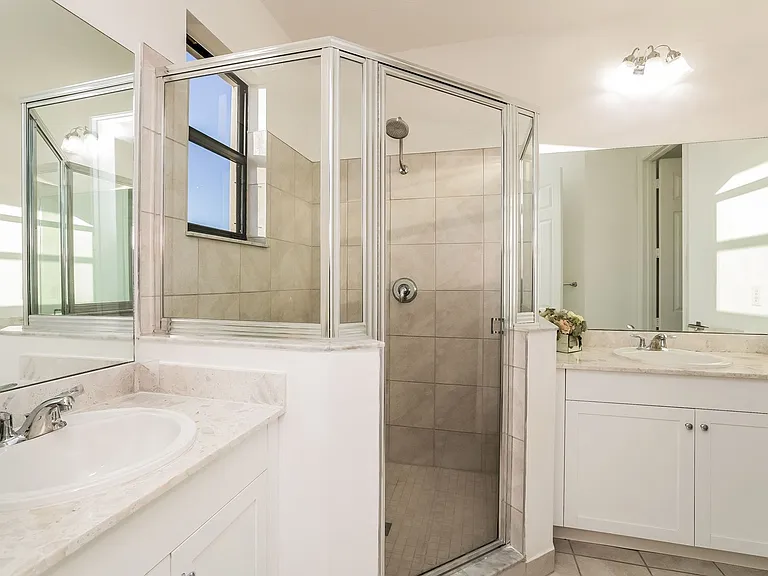 8916 Madrid Cir — Photo 12