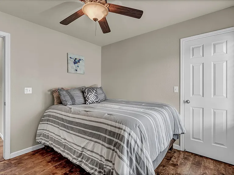 2435 N Crowe St — Photo 5