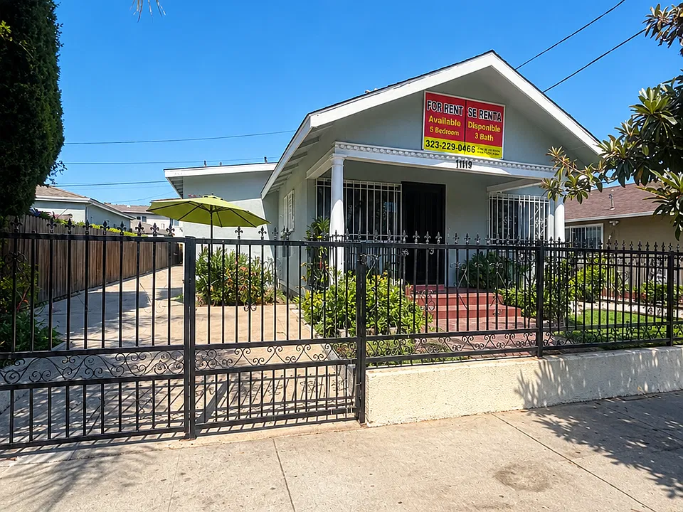 11017 S San Pedro St