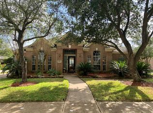 6104 Raintree Dr, Pearland, TX 77584