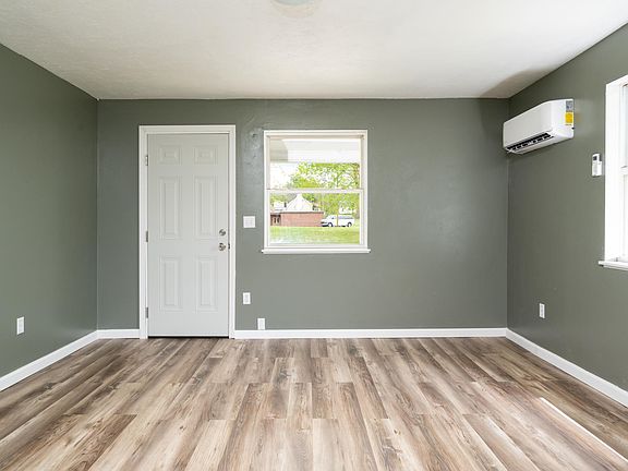 5th image of 714 Maple Oak Ln #D