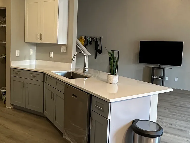 1286 Kenwood Dr — Photo 2