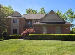 57287 Hidden Timbers Dr, South Lyon, MI 48178