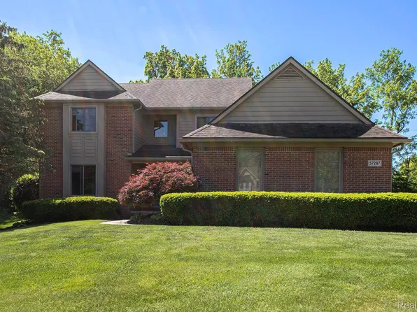 57287 Hidden Timbers Dr, South Lyon, MI 48178