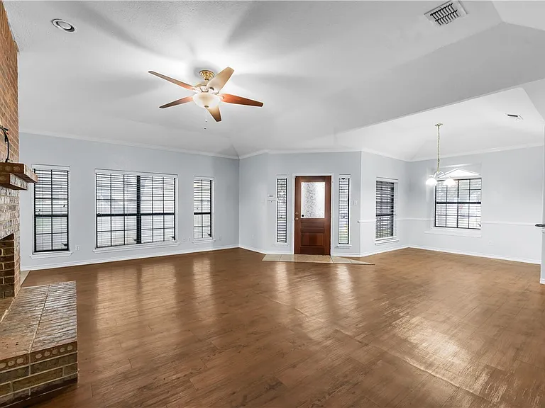 7658 Clearbrook Dr — Photo 8