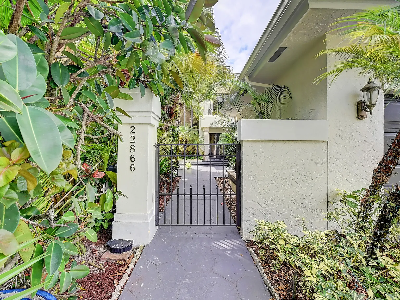 3 bed, 3.0 bath, 2770 sqft, $7,700 — Photo 2