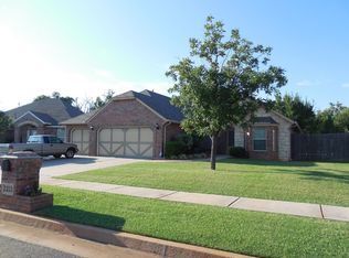 1213 NW 19th St, Moore, OK 73170